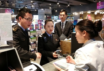 郑东新区食药监局开展隐患大排查系列--创建化妆品示范街专项检查活动